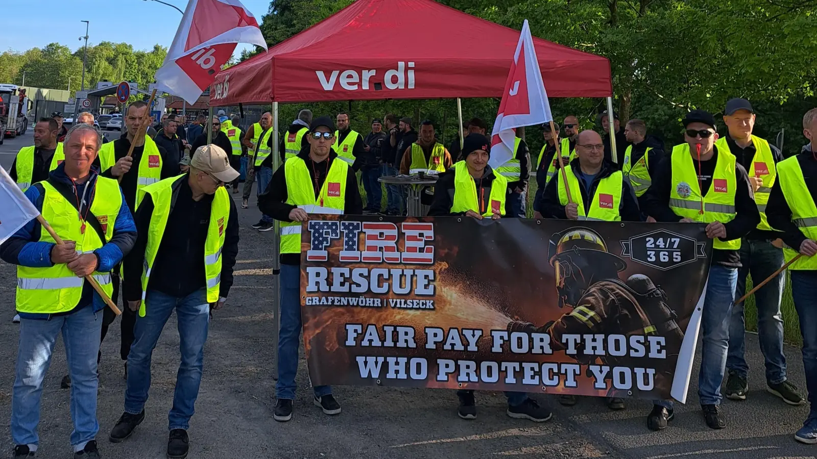 Knapp 100 Zivilbeschäftigte der US-Streitkräfte beteiligten sich am Dienstag an einer Kundgebung vor der Wache in Vilseck. (Bild: Kathrin Birner)