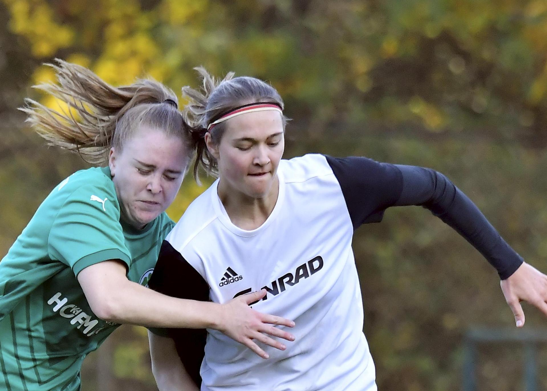 Susanne Stich (rechts) vom TSV Theuern sorgte gegen Würzburg für den wichtigen Siegtreffer. (Bild: Hubert Ziegler)