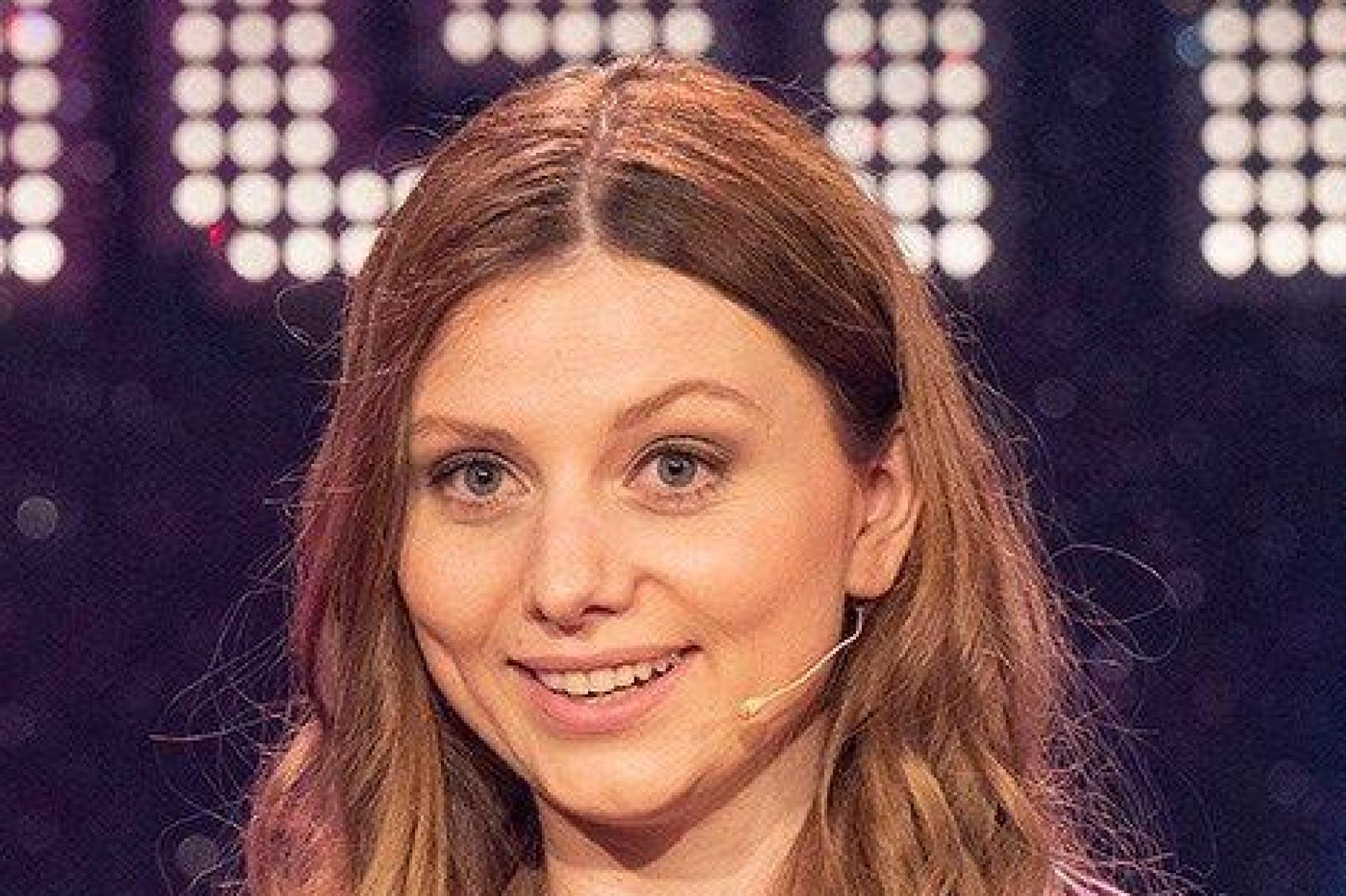 Lara Ermer steht bei der Langen Nacht der Demokratie im LCC in Sulzbach-Rosenberg auf der Bühne. (Bild: Melanie Grande)