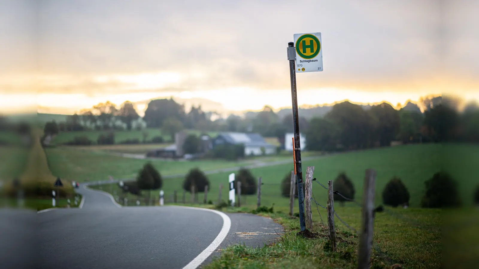 In Edelsfeld gibt es vorübergehende Änderungen im Busverkehr. (Symbolbild: Jonas Güttler/dpa)