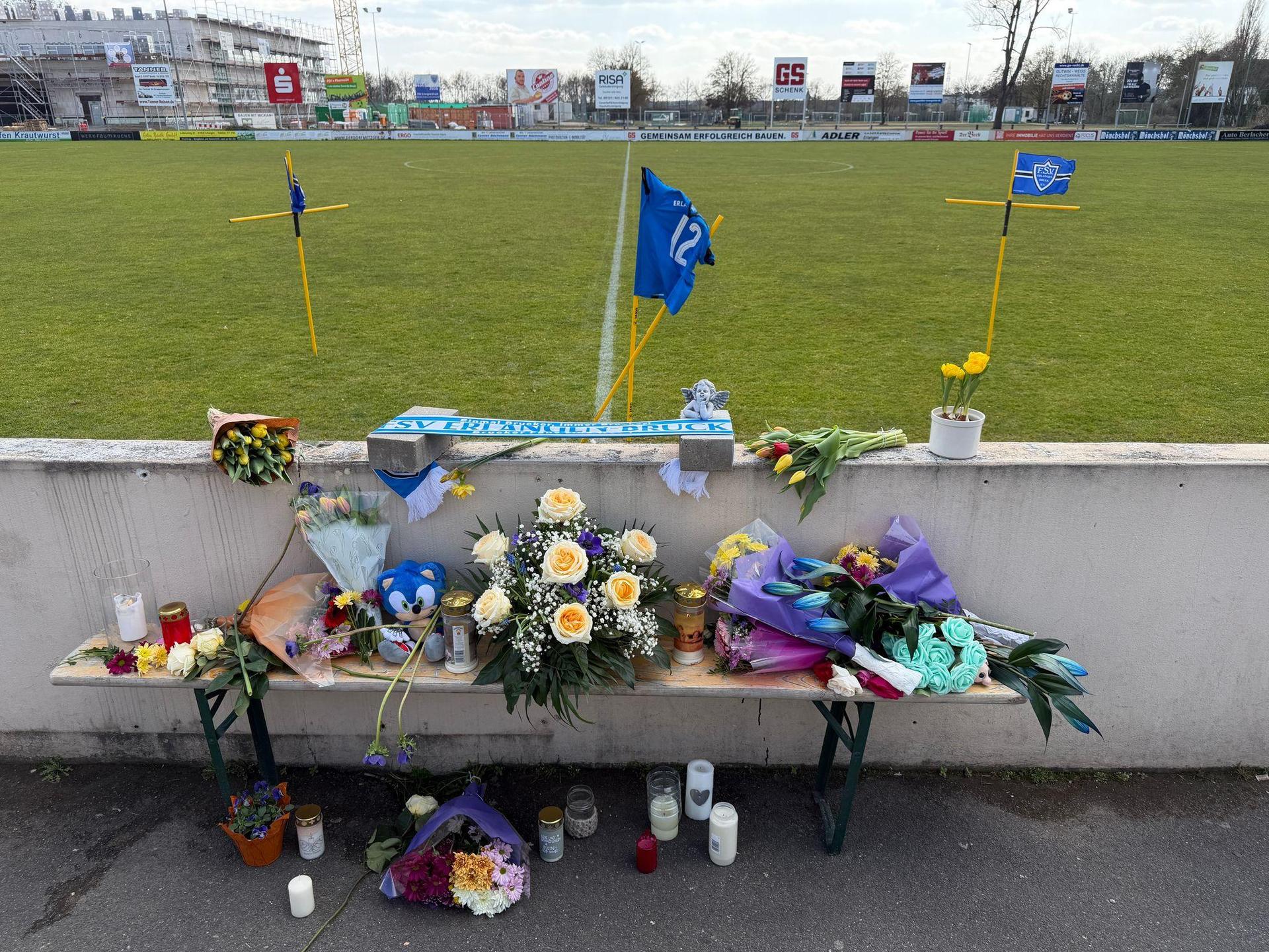 In Erlangen ist ein Fußballtor auf einen Jungen gestürzt. (Bild: Sven Grundmann/News5/dpa)