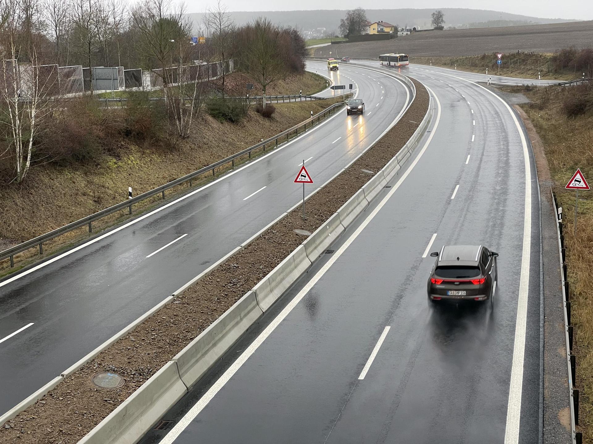 Die Baustelle im Abschnitt der Bundesstraße 85 bei Wackersdorf abgeschlossen. Der Verkehrs rollt wieder ungehindert.  (Bild: Gerhard Götz)