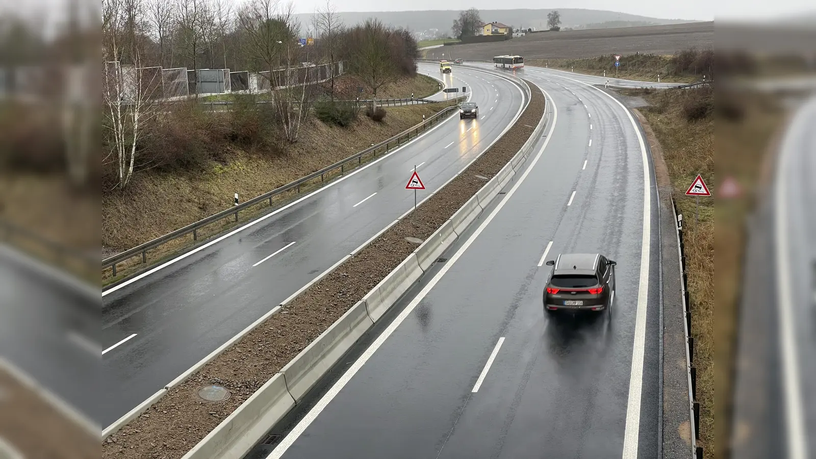 Die Baustelle im Abschnitt der Bundesstraße 85 bei Wackersdorf abgeschlossen. Der Verkehrs rollt wieder ungehindert.  (Bild: Gerhard Götz)