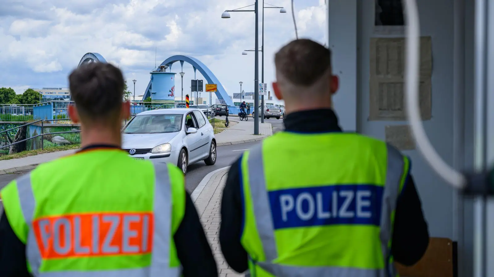 Den Ermittlungsbehörden ist ein Schlag gegen Schleuser gelungen. (Symbolbild: Patrick Pleul/dpa)