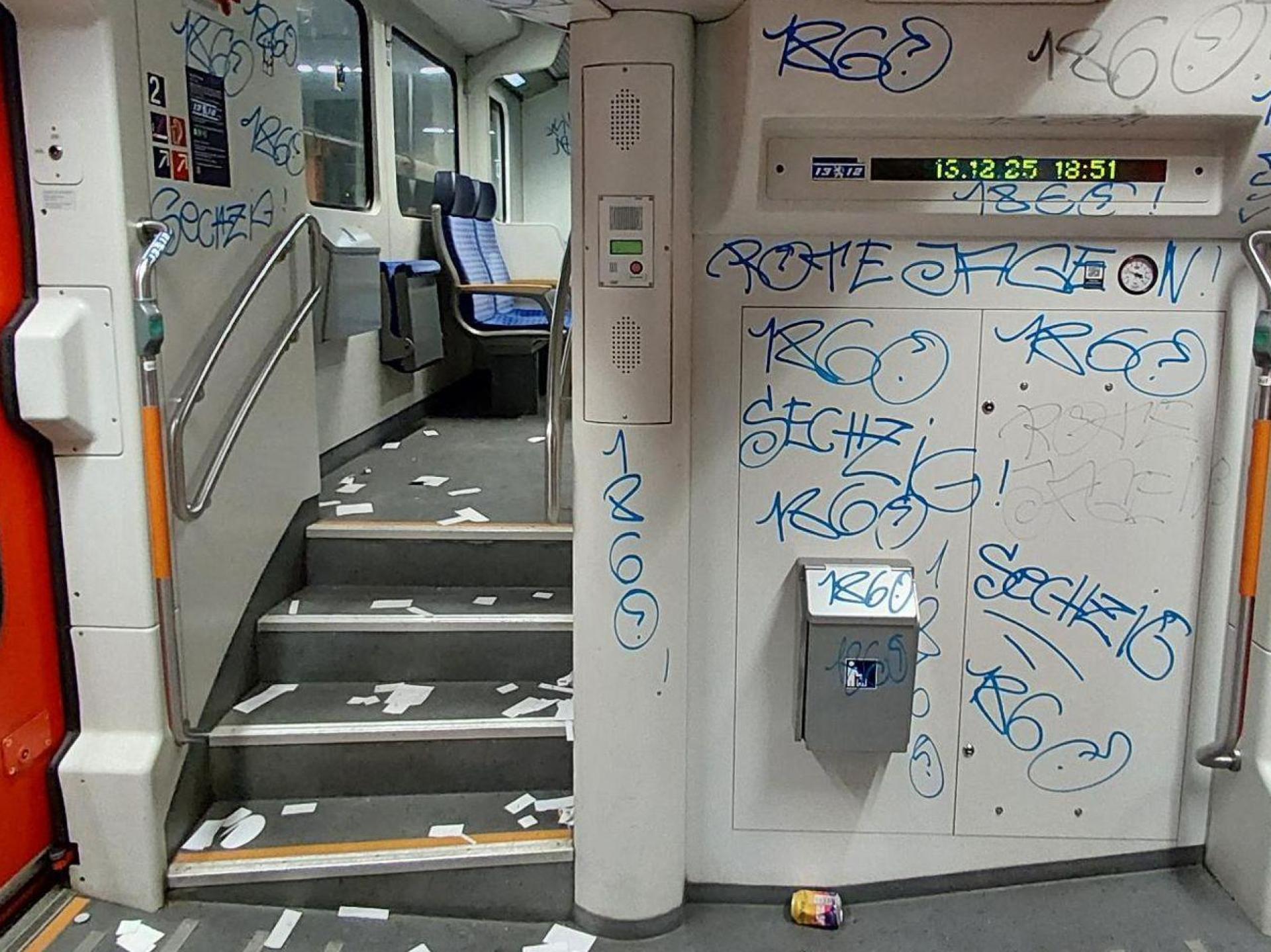 Unbekannte Fans lassen den Zug verwüstet zurück. (Bild: Bundespolizei/dpa)