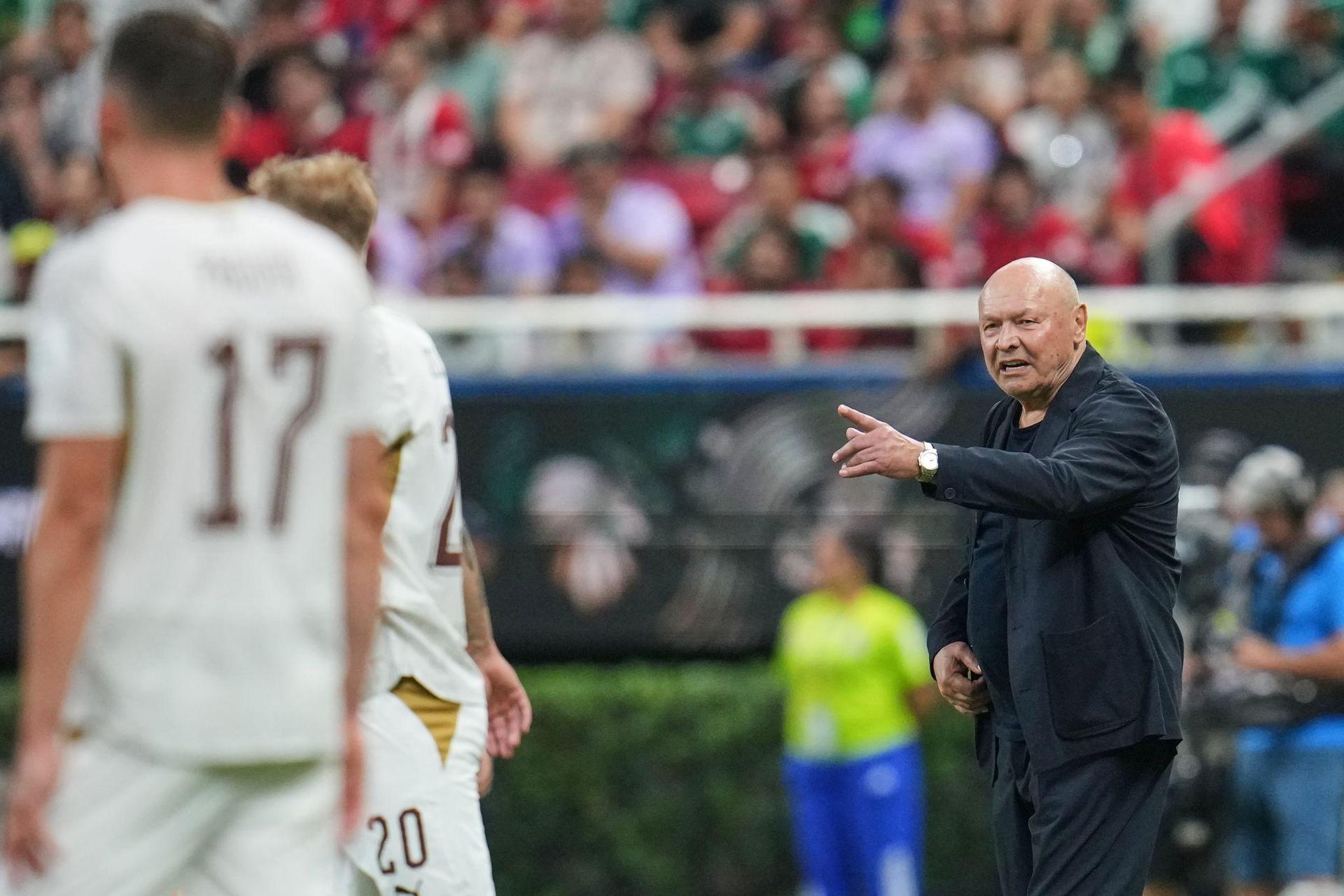 Tschechiens Trainer Miroslav Koubek im ersten WM-Spiel gegen Südkorea. Koubek war Mitte der 1990er Jahre Trainer beim damaligen 1. FC Amberg. (Bild: Matias Delacroix/AP/dpa)