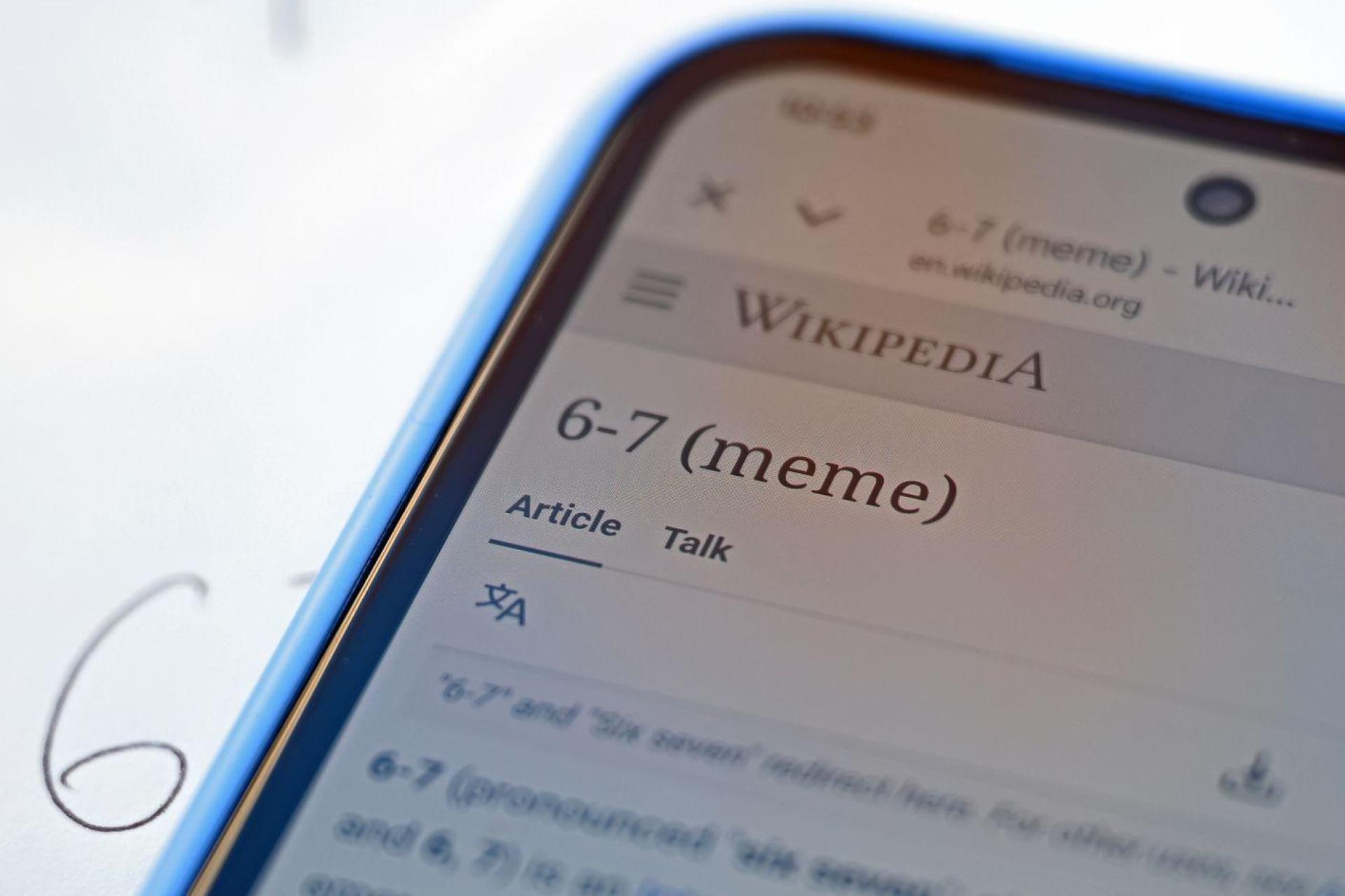 „6-7“ ist vor allem unter Kindern und Jugendlichen beliebt (Symbolbild).  (Bild: Jennifer Brückner/dpa)