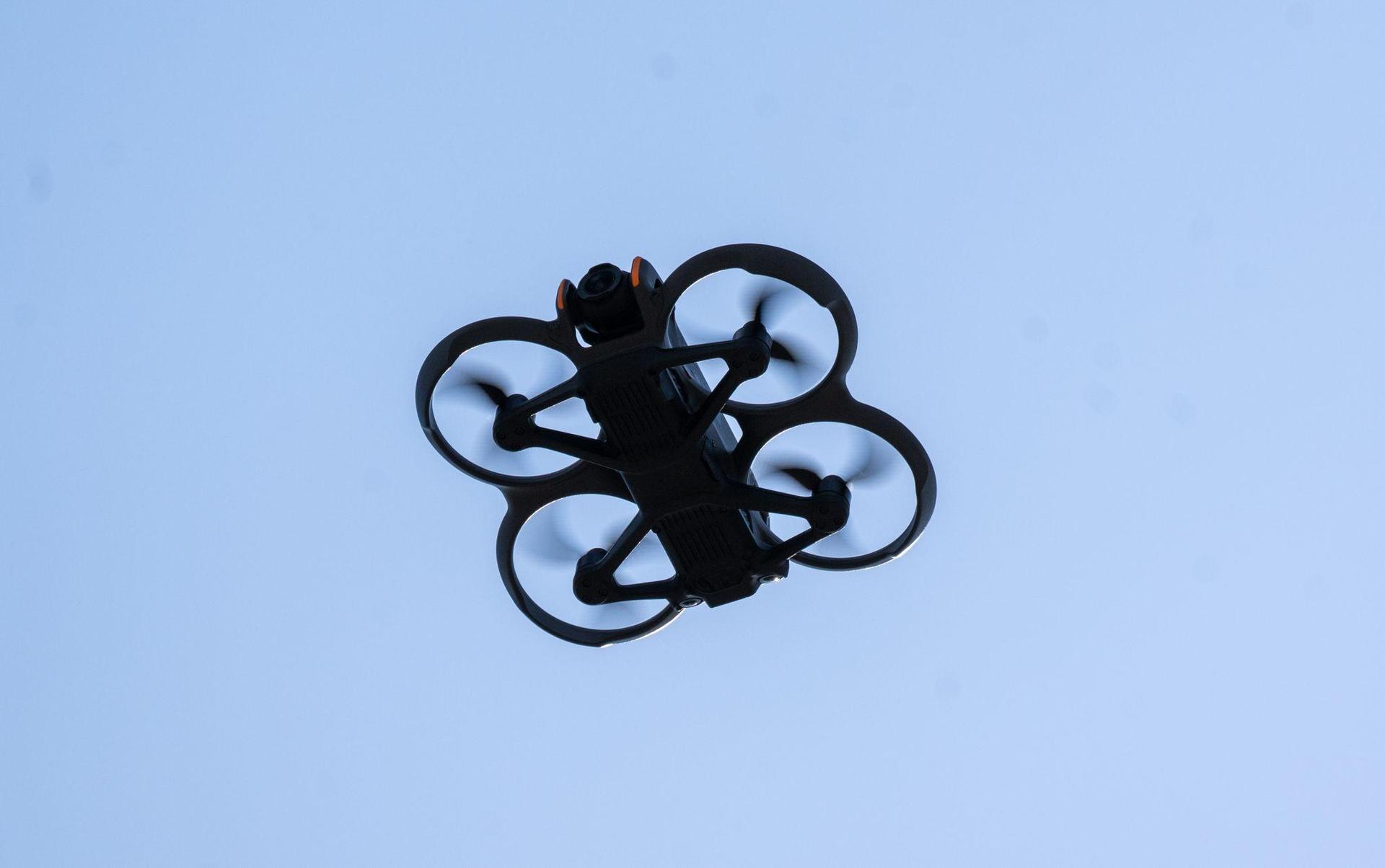 Eine Drohne – hier ein Symbolbild – zog beim Faschingszug in Wernberg-Köblitz unterlaubterweise ihre Kreise. (Symbolbild: Monika Skolimowska/dpa)