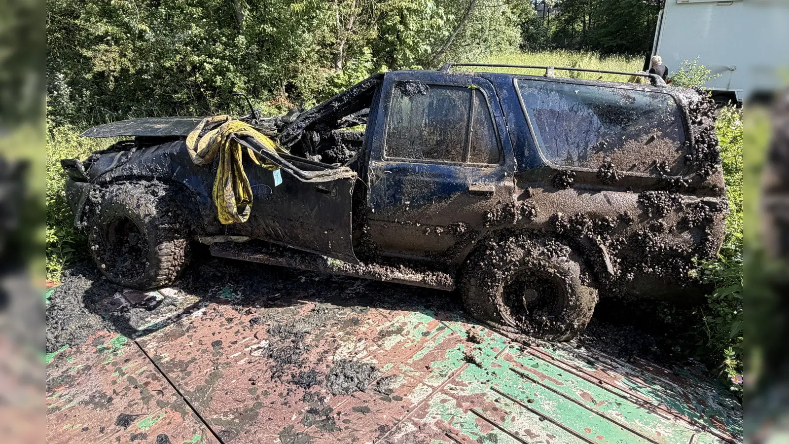 Das Auto war 2006 als gestohlen gemeldet worden und nach gut zwei Jahrzehnten von Helfern des Technischen Hilfswerks bei einer Sonarübung gefunden worden. (Handout: Polizeipräsidium Oberfranken) (Bild: Polizei Oberfranken/dpa)