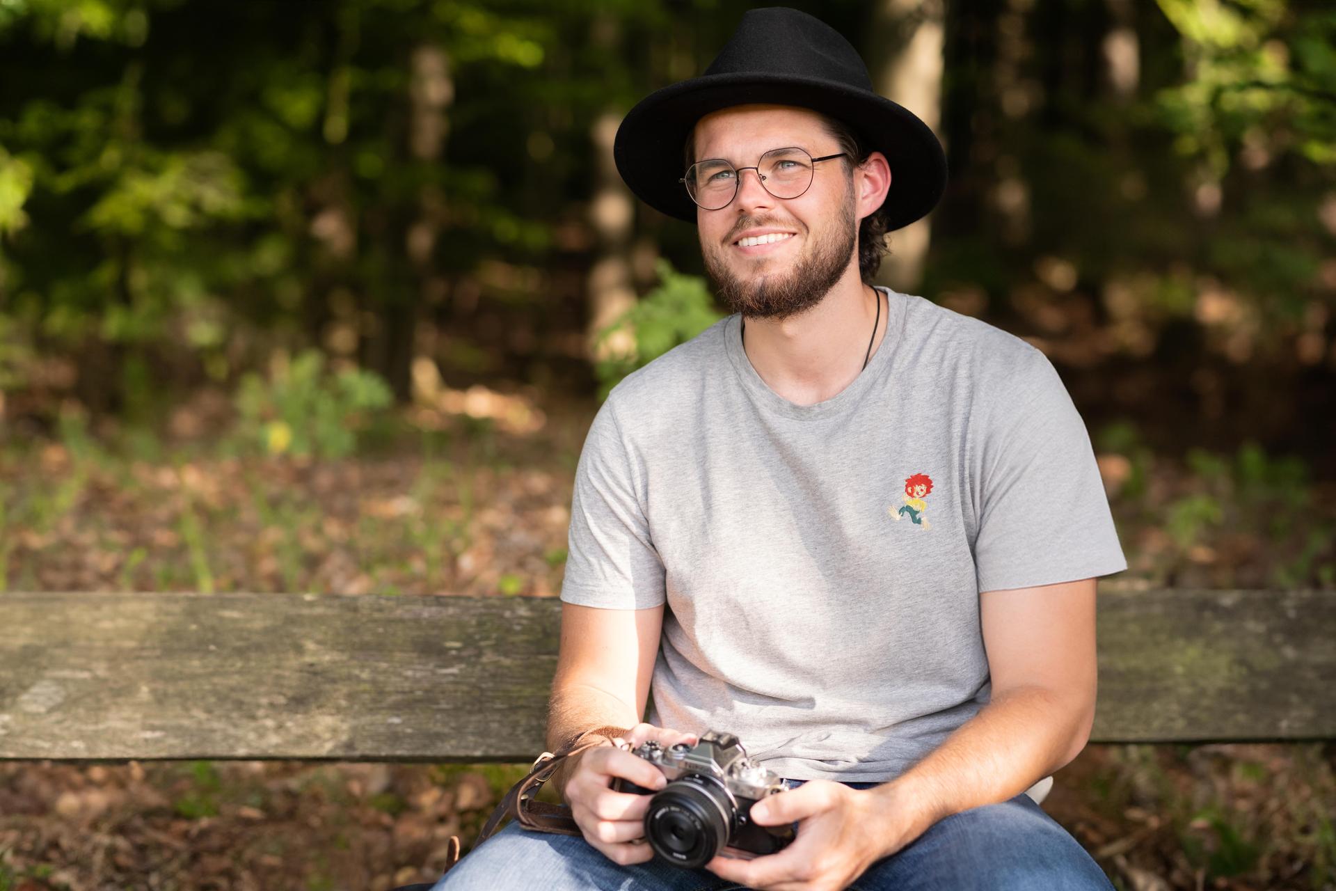 Simon Wiesner ist 29, Fotograf und liebt seinen Hut. (Bild: Camburry Photography)