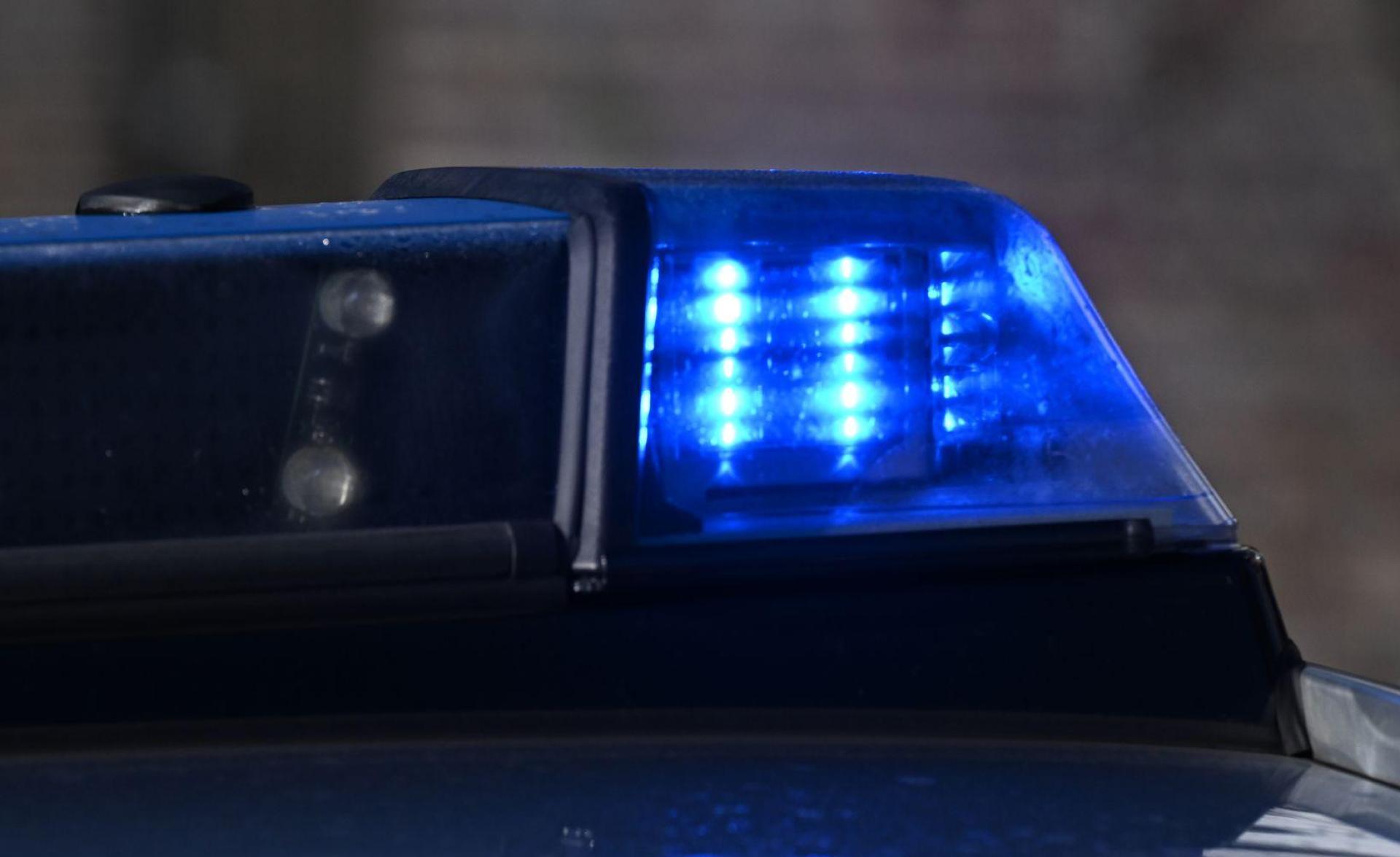 Ein 20-jähriger Motorradfahrer stürzt bei Freudenberg nach einem Überholmanöver. Er erleidet leichte Verletzungen, der Schaden beträgt etwa 2000 Euro. (Symbolbild: Bernd Weißbrod/dpa)