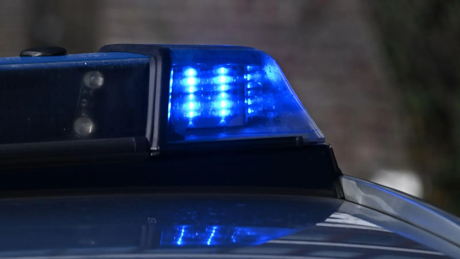 Ein 20-jähriger Motorradfahrer stürzt bei Freudenberg nach einem Überholmanöver. Er erleidet leichte Verletzungen, der Schaden beträgt etwa 2000 Euro. (Symbolbild: Bernd Weißbrod/dpa)