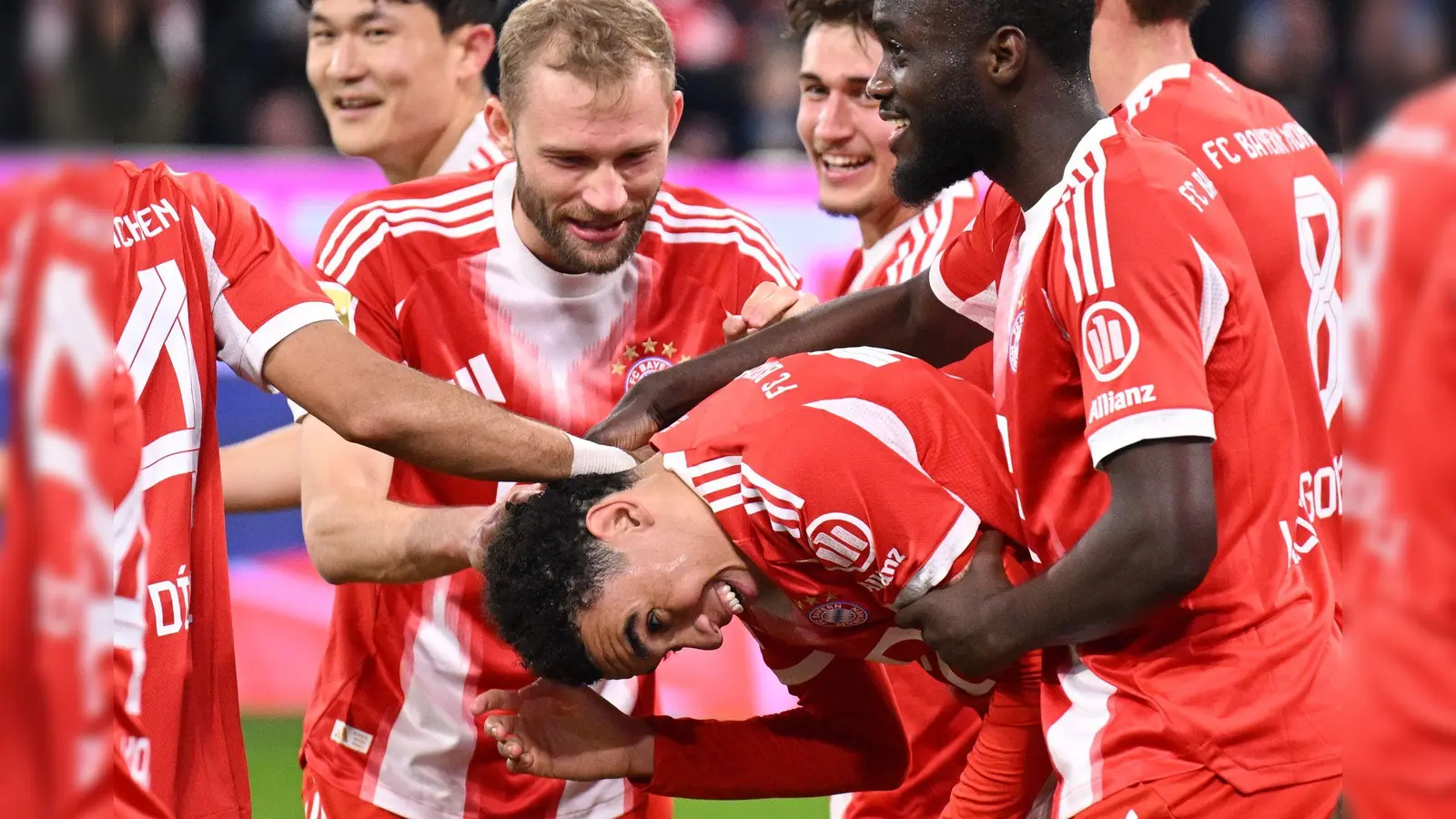 Der FC Bayern um die Torschützen Konrad Laimer und Jamal Musiala (m) bejubelt den nächsten Sieg auf dem Weg zum Titel. (Bild: Harry Langer/dpa)