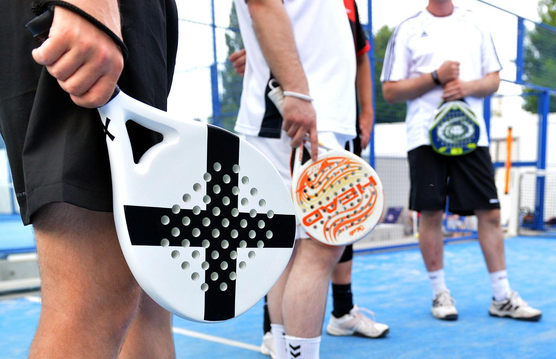 Ist Padel eigentlich schwierig zu spielen? Wir haben euch gefragt. (Symbolbild: Britta Pedersen/dpa/dpa-tmn)
