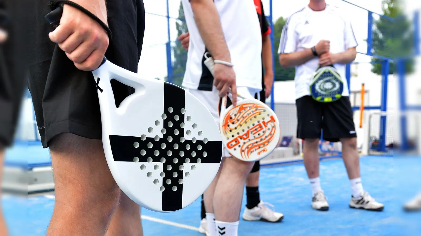 Ist Padel eigentlich schwierig zu spielen? Wir haben euch gefragt. (Symbolbild: Britta Pedersen/dpa/dpa-tmn)