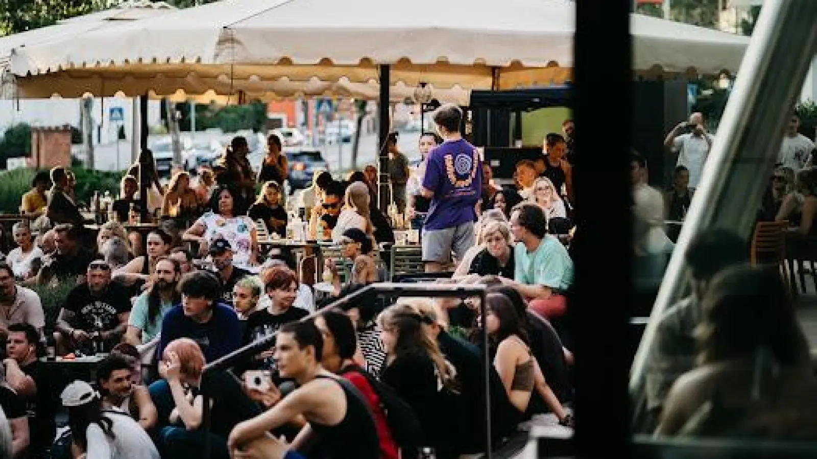 Die Open Stage hat in Amberg schon öfter stattgefunden – so wie hier im Beanery. Heuer ist sie offiziell Teil des Amberger Altstadtfests. (Archivbild: Mixed Media Arts/exb)
