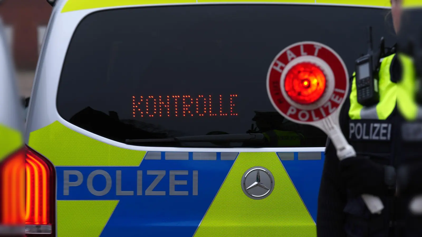 Bei Lappersdorf haben Polizisten in der Nacht auf Samstag einen betrunkenen Autofahrer erwischt. (Symbolbild: Marcus Brandt /dpa)