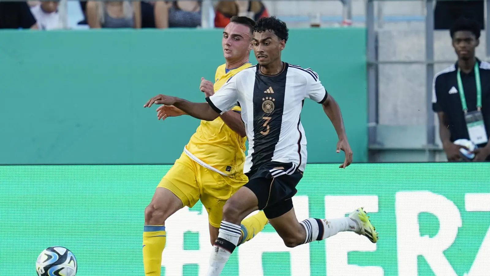 Nathaniel Brown zeigt im DFB-Trikot eine gute Leistung. (Bild: Uwe Anspach/dpa)