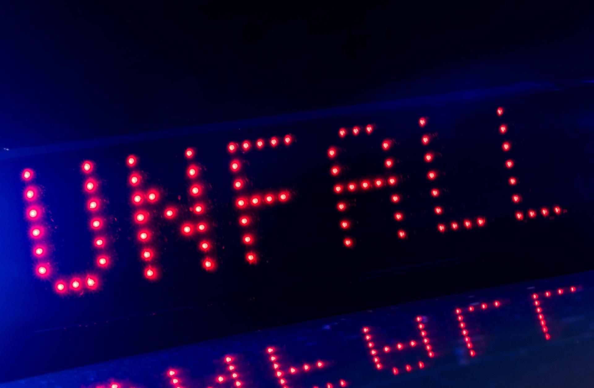 Ein Fahrzeuggespann durchbricht auf der A6 kurz vor dem Autobahnkreuz Oberpfälzer Wald die Fahrbahntrennung und bleibt auf der Gegenfahrbahn liegen. (Symbolbild: Monika Skolimowska)